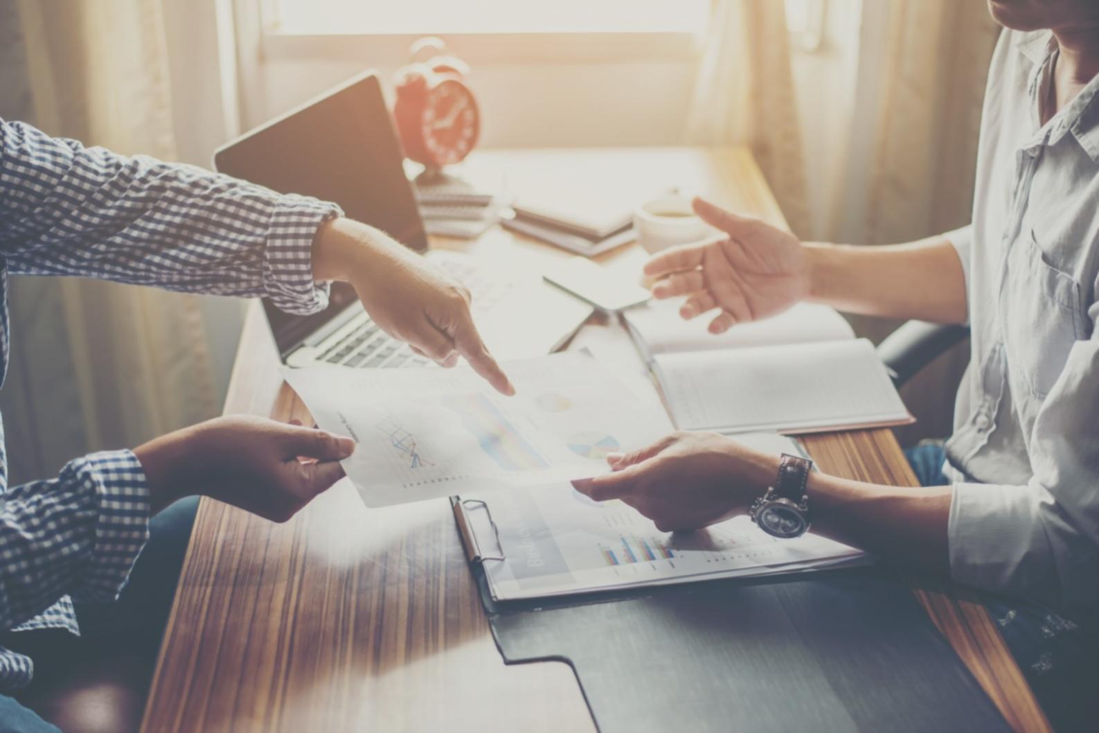 Interface d'analyse SEO e-commerce avec graphiques de performance